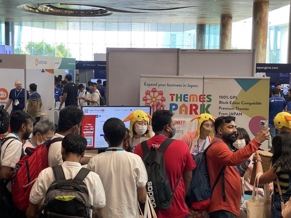 people-at-Themespark-booth